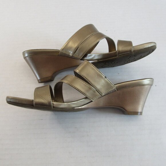 Jaclyn Smith Gold Strappy Slip On Open Toe Wedge Sandals Size 6.5M - Picture 4 of 14